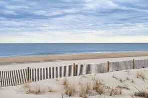 Beach nearby - Gull's Nest gated home with deck, grill, & private neighborhood beach access (Bethany Beach)