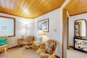 Interior - Gull's Nest gated home with deck, grill, & private neighborhood beach access (Bethany Beach)