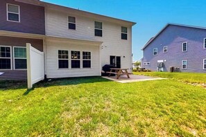 Outdoor dining - Seashore Villas townhouse w/patio, grill & shared community pool (Selbyville)