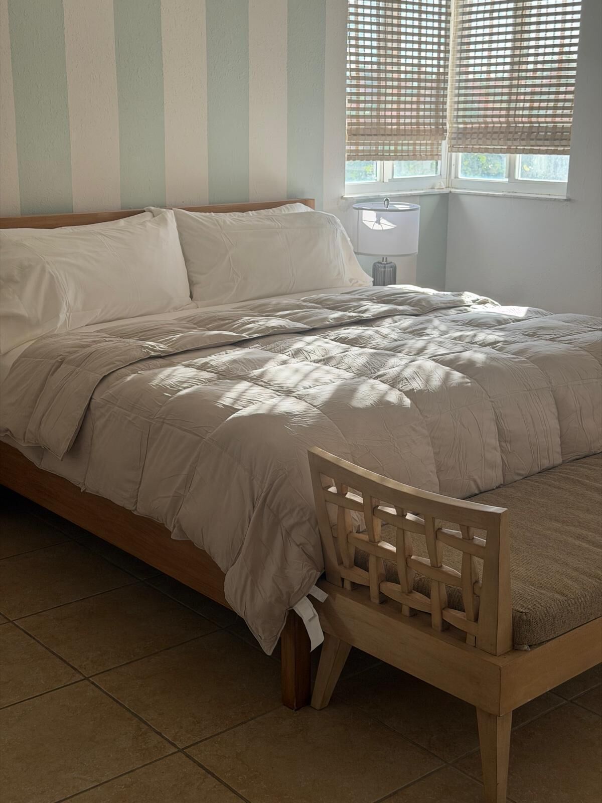 Tabla de planchar con plancha, wifi, ropa de cama