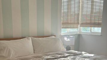 Tabla de planchar con plancha, wifi, ropa de cama