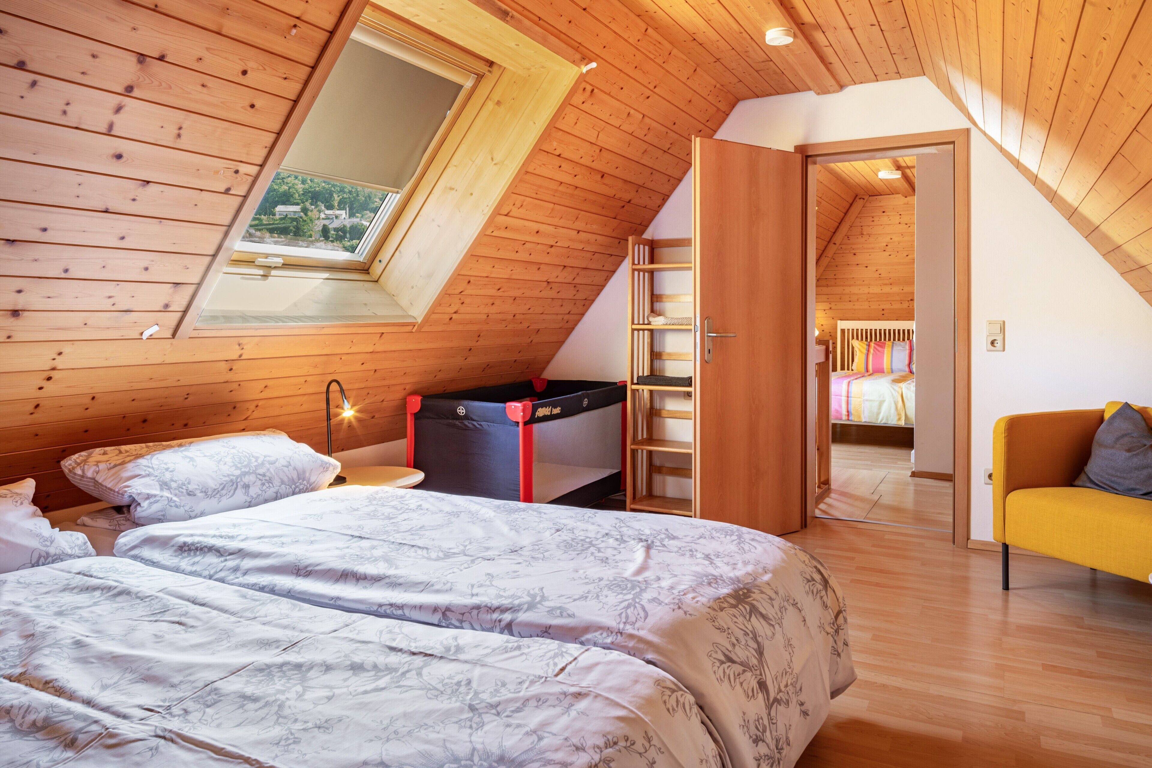 Tabla de planchar con plancha, wifi y ropa de cama 
