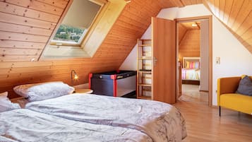 Tabla de planchar con plancha, wifi y ropa de cama