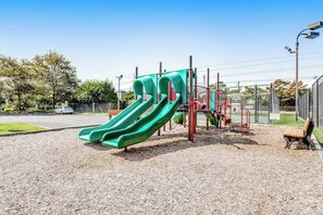Children’s area - Sea Colony condo with multiple pools, sports courts & beach access (Bethany Beach)