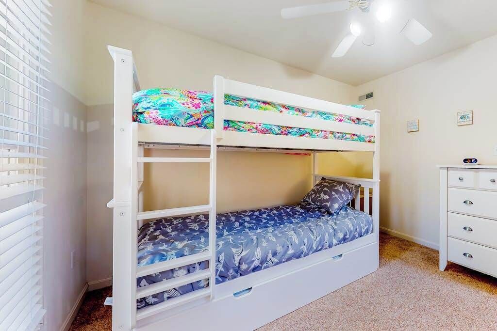 Desk, iron/ironing board, WiFi, bed sheets