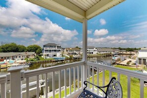 Property grounds - Keenwik on the Bay waterfront home with AC, gas fireplace, firepit, & dock (Selbyville)