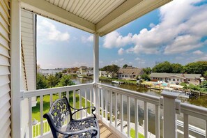 Property grounds - Keenwik on the Bay waterfront home with AC, gas fireplace, firepit, & dock (Selbyville)