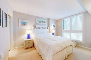 Desk, WiFi, bed sheets - Sea Colony beachfront 6th-floor condo with 12 pools, 2 hot tubs, private beach (Bethany Beach)