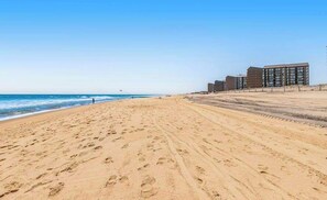 On the beach - Sea Colony beachfront 6th-floor condo with 12 pools, 2 hot tubs, private beach (Bethany Beach)
