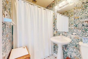 Shower, towels - South Bethany home - just steps to the beach! With screened deck, AC & W/D (Bethany Beach)