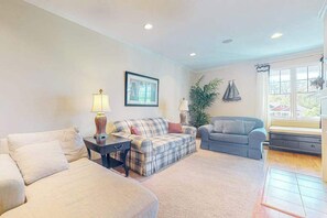 TV, fireplace, DVD player, stereo - Bayside Resort condo with pools & athletic courts (Selbyville)