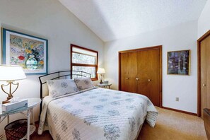 Iron/ironing board, WiFi, bed sheets - Secluded, 4-BR, dog-friendly home, private beach (Bethany Beach)