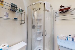 Shower, hair dryer, towels - Secluded, 4-BR, dog-friendly home, private beach (Bethany Beach)