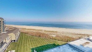 Un immeuble de grande hauteur offrant une vue sur la plage et l’océan.