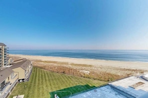 Ein Hochhaus mit Blick auf Strand und Meer.