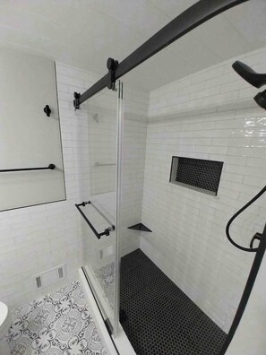 Douche, serviettes fournies