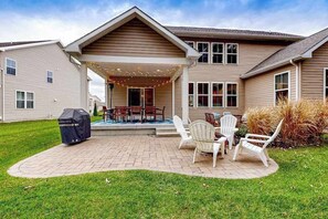 Outdoor dining - Home in The Estuary with private outdoor area, on-site pool, game room, & gym (Frankford)