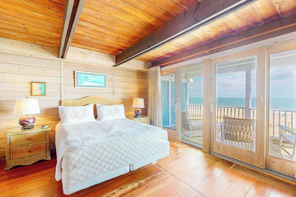 Escritorio, tabla de planchar con plancha, wifi y ropa de cama 