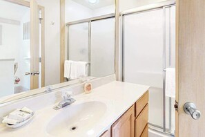 Shower, hair dryer, towels - Atlantic Watergate townhome steps from the beach, oceanfront balconies (Bethany Beach)