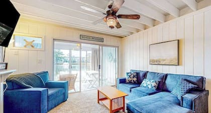 Mallard Lakes townhouse in peaceful community with pool, hot tub, fishing pier