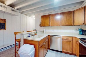 Fridge, microwave, oven, stovetop - Mallard Lakes townhouse in peaceful community with pool, hot tub, fishing pier (Selbyville)