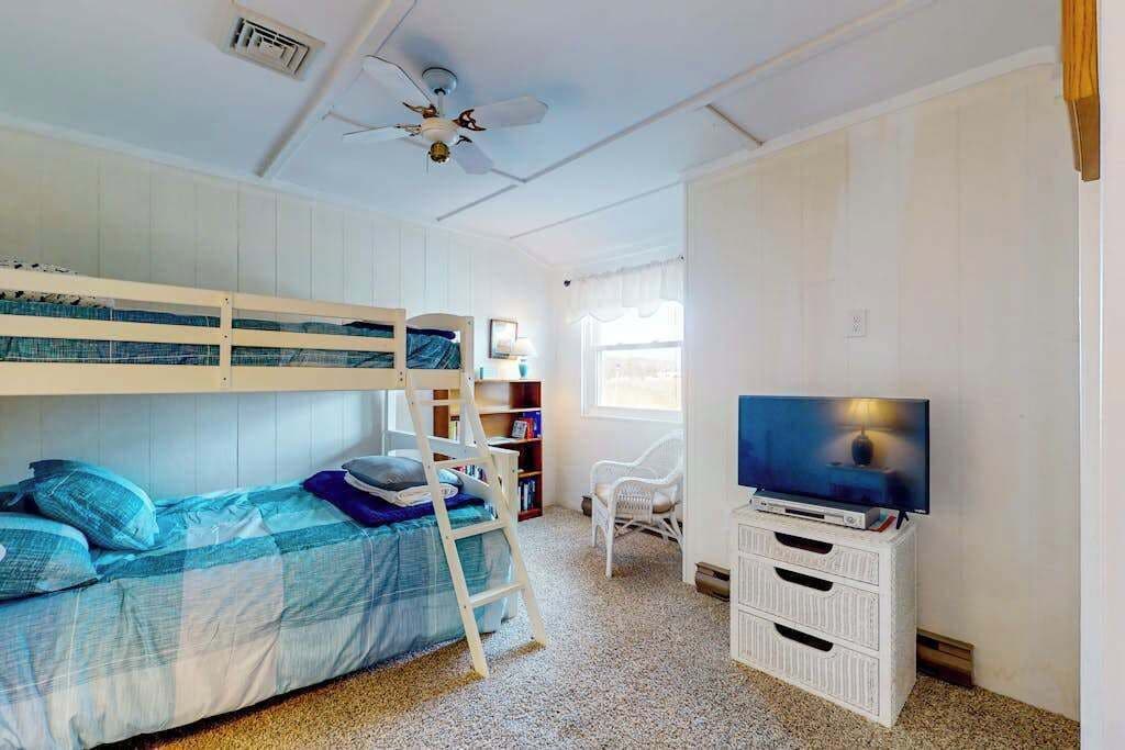 Tabla de planchar con plancha, wifi y ropa de cama 