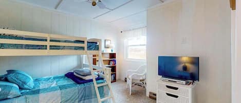 Tabla de planchar con plancha, wifi y ropa de cama