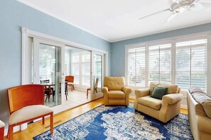 TV, fireplace, offices - House near the ocean with a rooftop deck, central AC & W/D - walk to the beach (Dewey Beach)