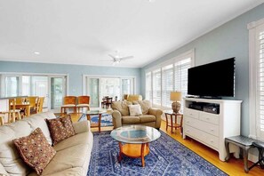 TV, fireplace, offices - House near the ocean with a rooftop deck, central AC & W/D - walk to the beach (Dewey Beach)