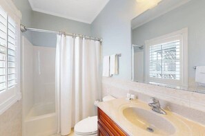Shower, towels - House near the ocean with a rooftop deck, central AC & W/D - walk to the beach (Dewey Beach)