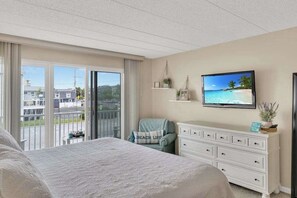 Iron/ironing board, travel cot, WiFi, bed sheets - Town of Dewey Beach condo with marina views, pool, balcony (Dewey Beach)