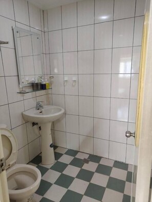 Basic Studio | Bathroom | Slippers - Kaixiang Homestay (Nanga)
