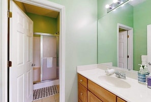 Shower, hair dryer, towels - Village of Five Points condo with pool, gym, and tennis access (Lewes)