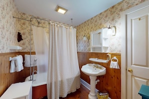 Shower, hair dryer, towels - Town of Lewes spacious dog friendly house w/deck & enclosed yard (Lewes)