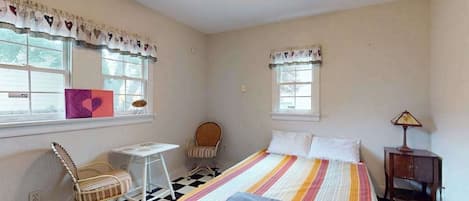 Desk, iron/ironing board, WiFi, bed sheets