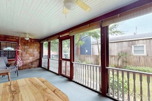 Terrace/patio - Town of Lewes spacious dog friendly house w/deck & enclosed yard (Lewes)