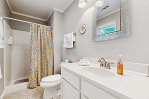 Shower, towels - Candlelight Acres house w/ gas grill, outside shower & WIFI (Bethany Beach)