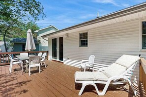 Outdoor dining - Candlelight Acres house w/ gas grill, outside shower & WIFI (Bethany Beach)