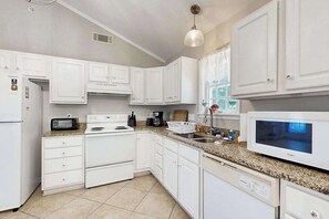 Fridge, microwave, oven, stovetop - Candlelight Acres house w/ gas grill, outside shower & WIFI (Bethany Beach)