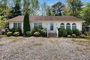 Exterior - Candlelight Acres house w/ gas grill, outside shower & WIFI (Bethany Beach)