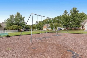 Children’s area - Wedgefield house w/ free WiFi, gas grill, outside shower & community pool (Ocean View)