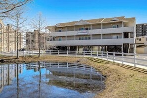 Exterior - Ocean Side of Coastal Hwy efficiency condo w/ kitchenette and central AC (Bethany Beach)