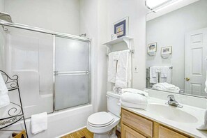 Shower, hair dryer, towels - Ocean Side of Coastal Hwy efficiency condo w/ kitchenette and central AC (Bethany Beach)