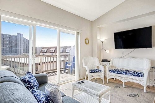 Ocean Side of Coastal Hwy efficiency condo w/ kitchenette and central AC