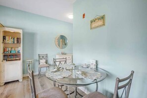 Dining - Bethany Beach Inn suite close to beach with free WiFi, central AC, & balcony (Bethany Beach)