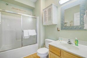 Shower, towels - Bethany Beach Inn suite close to beach with free WiFi, central AC, & balcony (Bethany Beach)