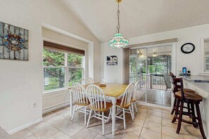 Dining - Clearwater Home Close to the Beach w/Shared Pool, Private Washer/Dryer (Frankford)