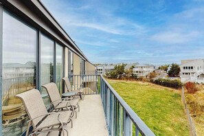 Property grounds - Sea Colony Condo in Oceanfront Complex w/Shared Pool, Private Washer/Dryer, WiFi (Bethany Beach)