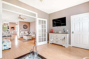 TV, fireplace, offices - Bethany Breeze Townhouse with High-Speed WiFi, Shared Pool, & Washer/Dryer (Frankford)