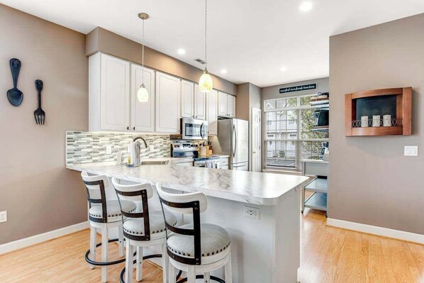 Fridge, microwave, oven, stovetop - Bethany Breeze Townhouse with High-Speed WiFi, Shared Pool, & Washer/Dryer (Frankford)